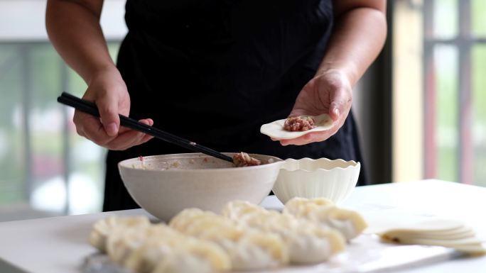 手包饺子的特写，冬至和春节新年的传统食物