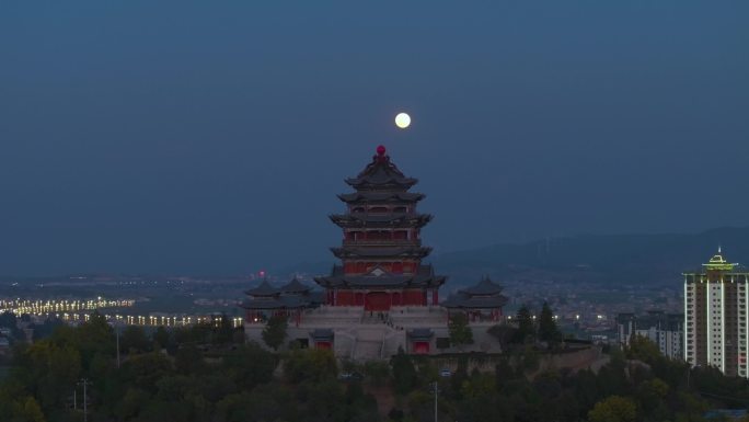 实拍月亮从楼阁升起