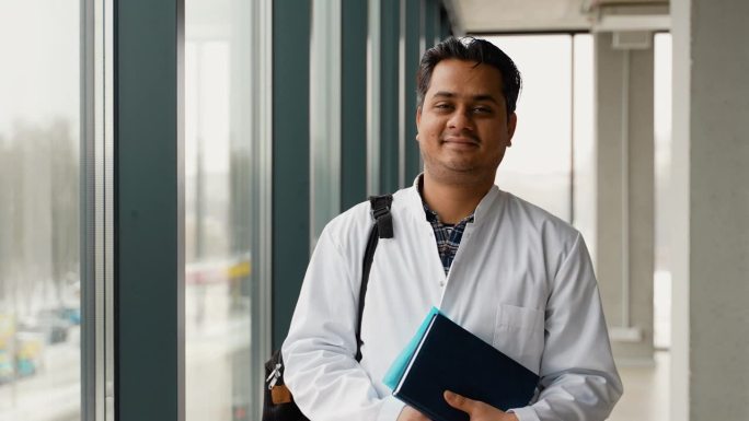 印度实习生走在医科大学的走廊里