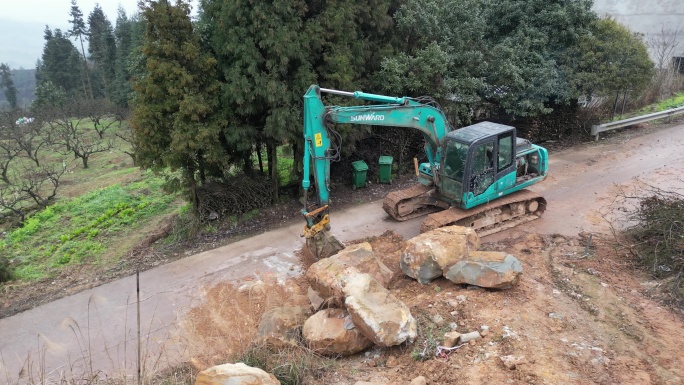 地灾滑坡道路抢险挖掘机救灾急抢险