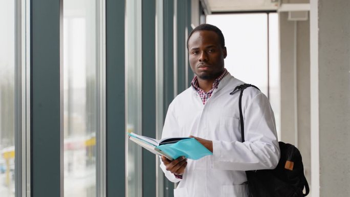 非裔美国护理系学生在医科大学学习，看着镜头