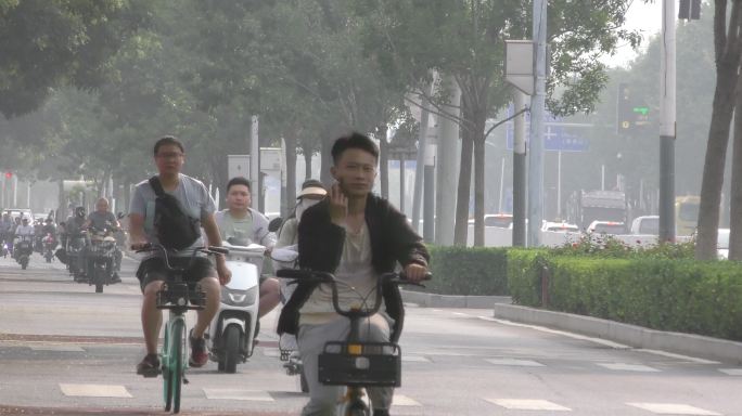 骑行忙碌都市生活行人市井汽车人文雾霾天气