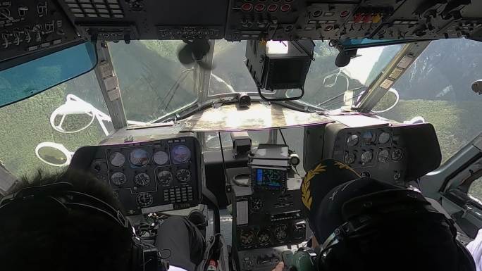 直升机驾驶员第一视角直升机森林防火巡查2
