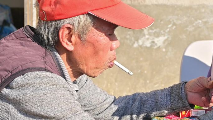 年迈老人吸烟打牌