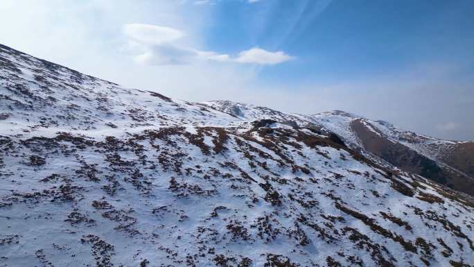 新疆独库公路高山雪线