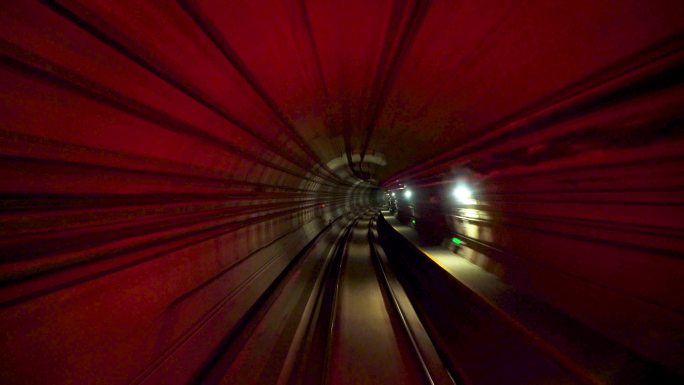 快速行驶的地铁穿梭在隧道内犹如时空穿越