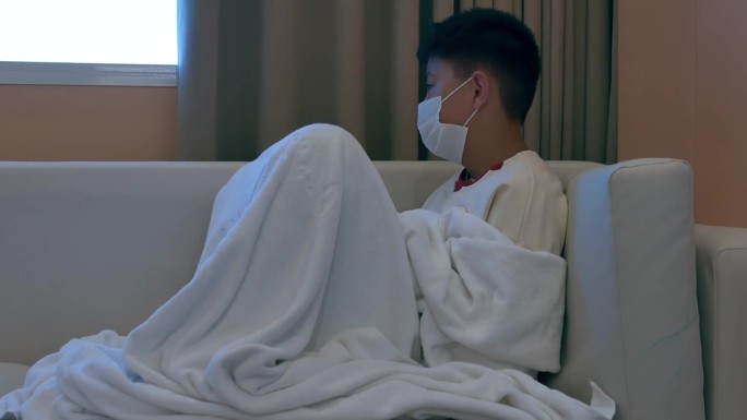 亚洲男孩独自面对戴着口罩的生病和咳嗽不快乐的孩子，抑郁的孩子概念