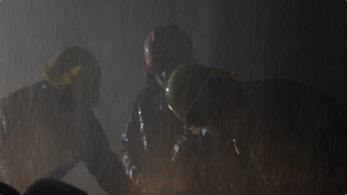 雨天工人堆沙袋防汛救援暴雨工程施工抢险