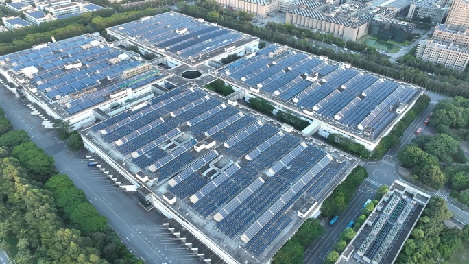 太阳能厂房航拍工厂屋顶光伏发电新能源工厂