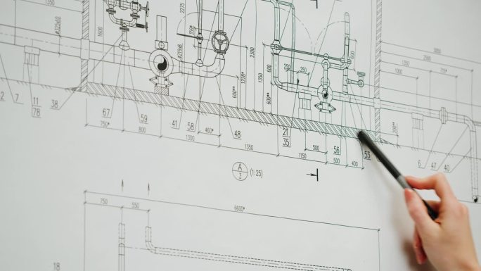 建筑设计师与计划蓝图的特写。专业的方案展示工程师，室内设计师，建筑房屋设计，建筑制图。