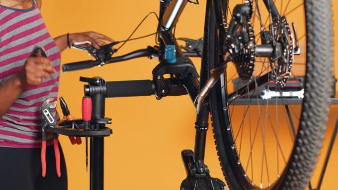 机械师使用不同的工具修理损坏的自行车把手;