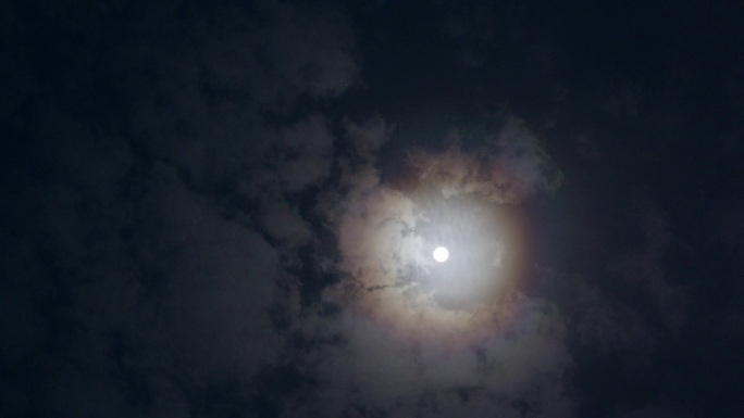 冬天夜空月亮穿梭云层乌云遮月有光晕