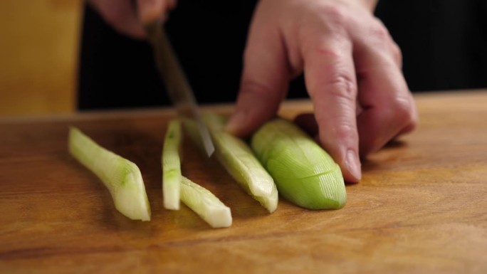 用刀把新鲜黄瓜切成小块。做黄瓜菜。缓慢的运动。
