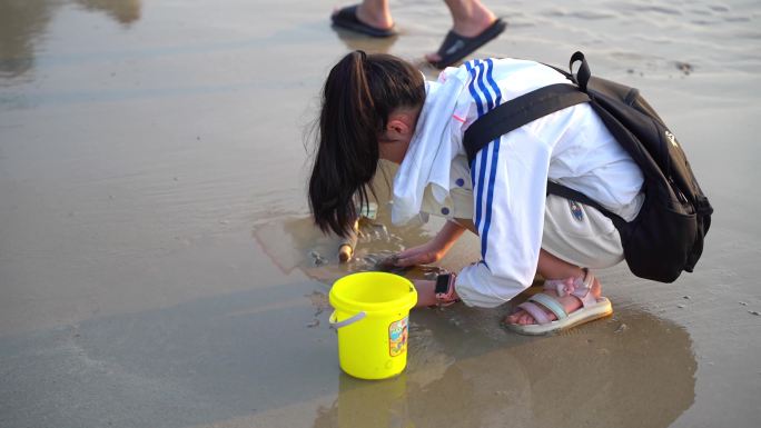 小女孩海边沙滩上玩耍