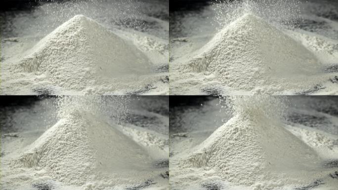 面粉与面粉一起筛成一个小堆。用高速摄像机拍摄，每秒1000帧。