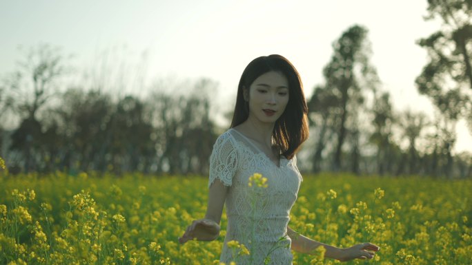 唯美小清新油菜花海里少女闻花香女孩