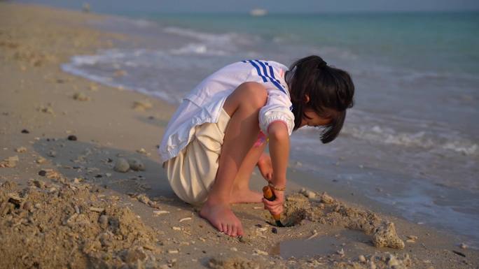 小女孩海边沙滩上玩耍