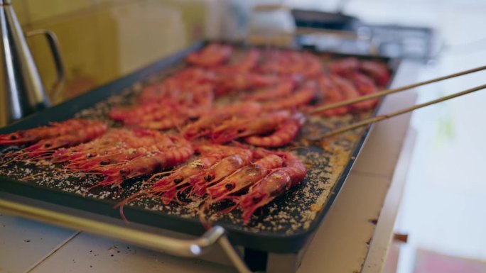 美味的海虾在厨房的煎锅上滋滋作响