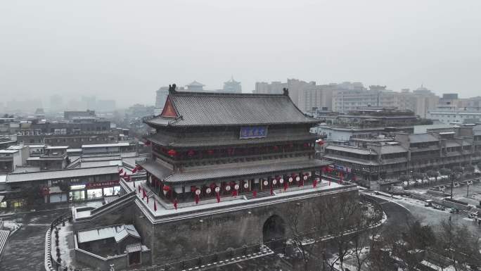 陕西省西安市正在下雪的西安鼓楼雪景景观