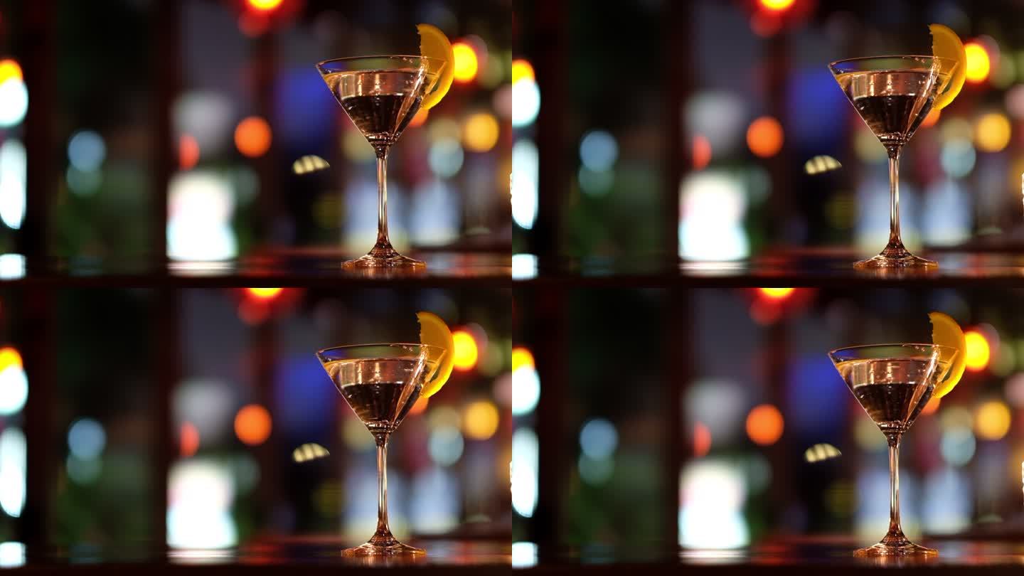 马提尼鸡尾酒和酒吧五颜六色的光斑