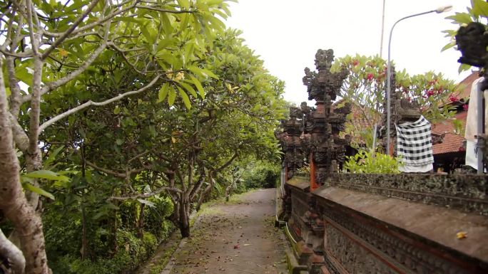 矗立在树木和小路之间的巴厘岛寺庙