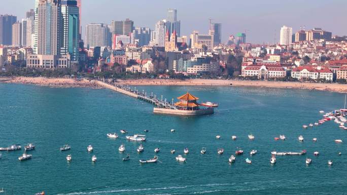 青岛栈桥4k60帧航拍青岛海边城市风景