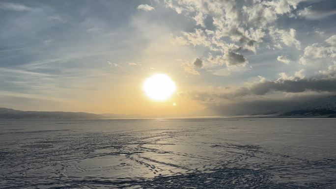 冬季的新疆赛里木湖景区落日余晖