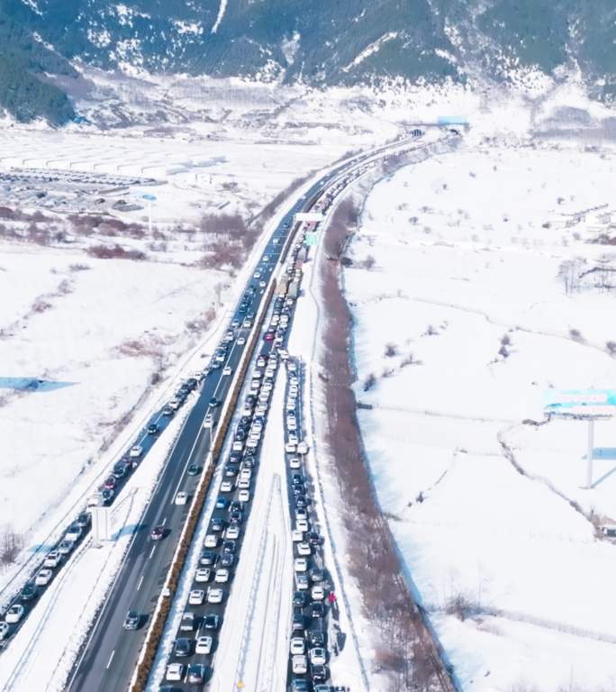 大雪极端天气造成高速公路堵车交通拥堵