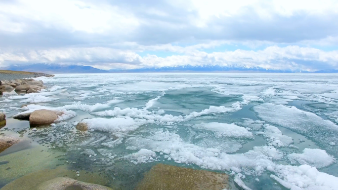 新疆景区赛里木湖湖面结冰雪山