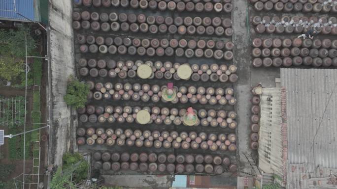 越南农民在制作酱油 筛豆晾晒 民俗工艺