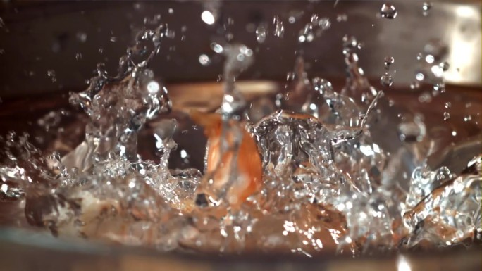 虾溅到水里。用高速摄像机拍摄，每秒1000帧。