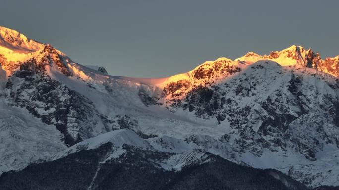 梅里雪山日照金山