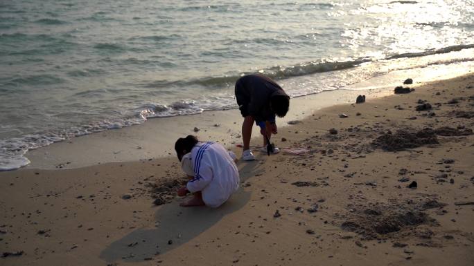 儿童在海边沙滩上玩耍