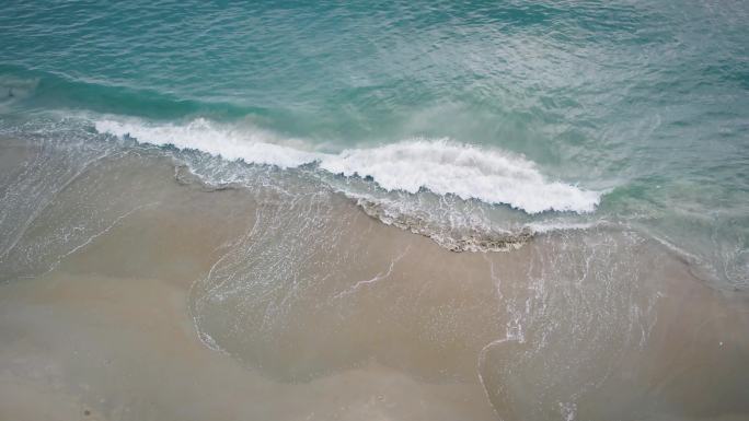 海浪冲击沙滩