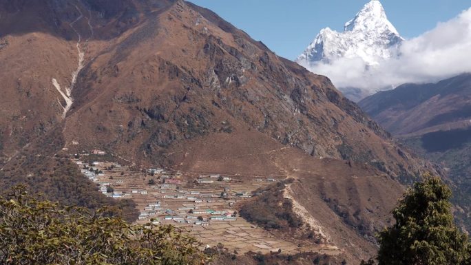 定居点是尼泊尔山区夏尔巴人的村庄，背景是Ama Dablam