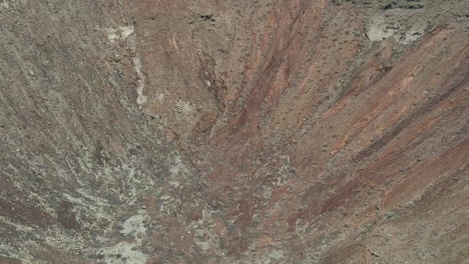 西班牙加那利群岛富埃特文图拉的巴尤约火山火山口斜坡上的无人机鸟瞰图