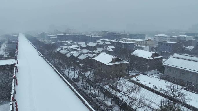 陕西省西安市正在下雪中的西安城墙城市景观