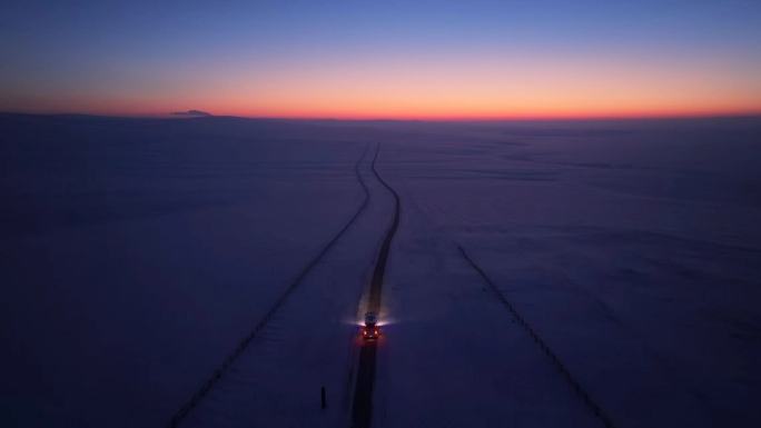 傍晚雪域公路汽车航拍