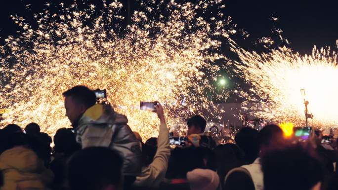 元宵节精彩的打铁花表演以及围观的人群氛围