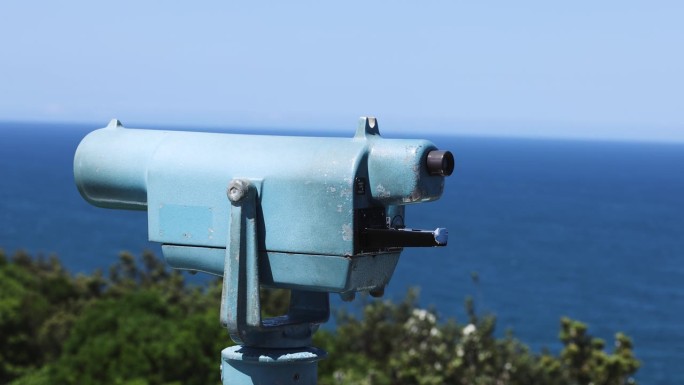 用双筒望远镜观察海岸