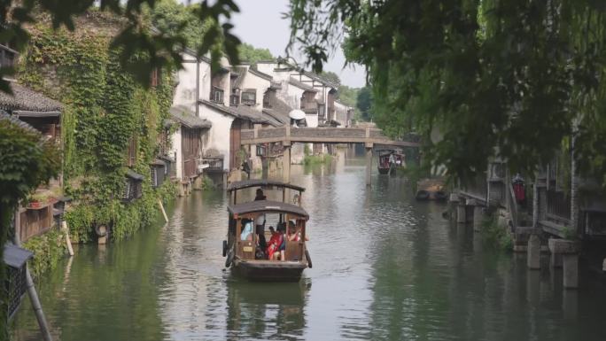 浙江嘉兴市乌镇水乡江南建筑著名景区小船