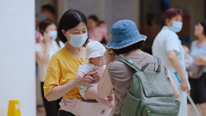 30医院人流家属等待医生按压等