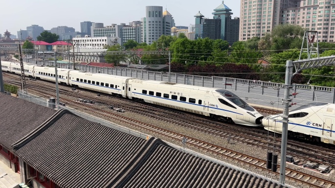 和谐号动车组列车驶入北京站