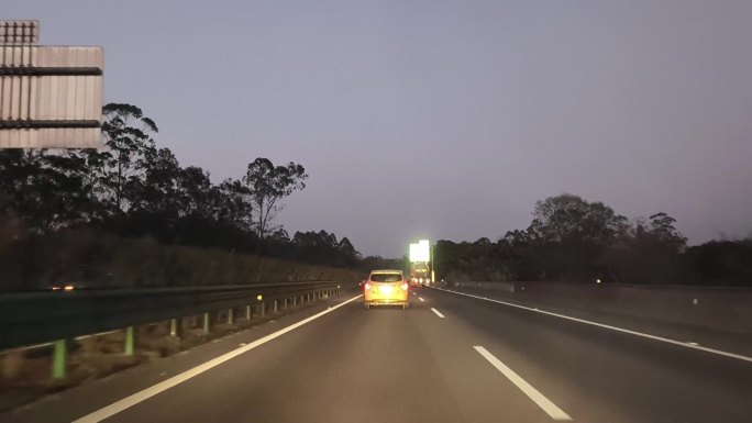夜晚汽车高速路上行驶视频汽车窗外的风景