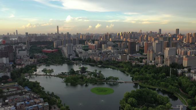 武汉市武昌紫阳公园与绿地中心天际线