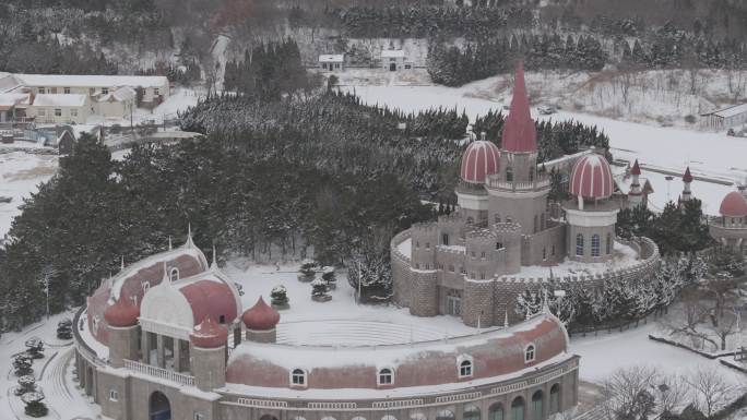 航拍中央电视台威海影视城海岸城堡龙年雪景