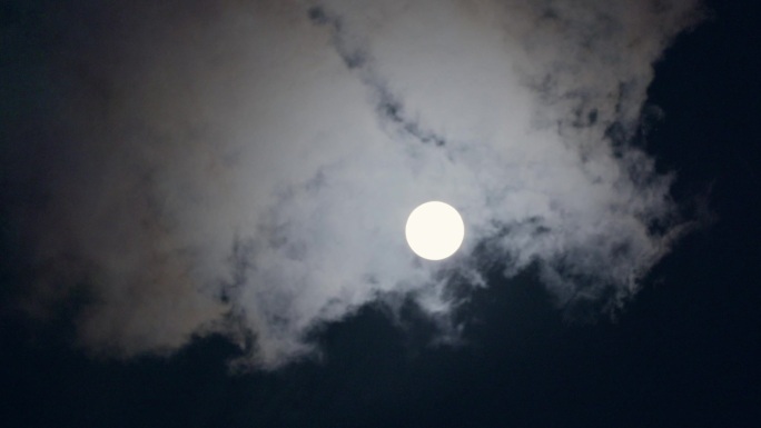 月半夜空月亮穿梭云层乌云遮月03