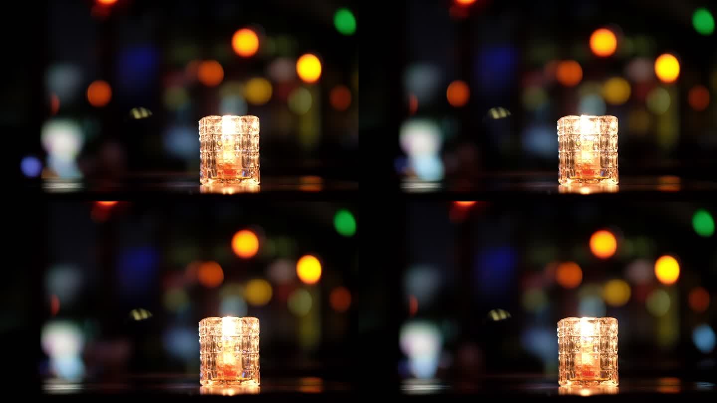 夜晚酒吧的浪漫烛光和五颜六色的虚化光斑
