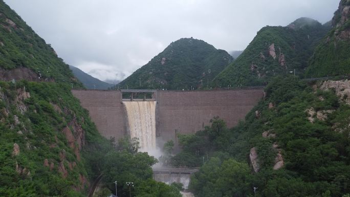 旅拍壮观绿色山水瀑布田野水库乡村郊外风景