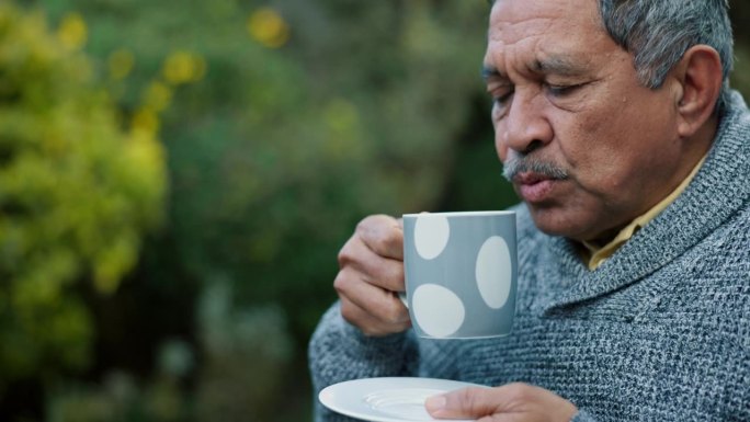 老年人，男人和喝咖啡在花园放松，户外和疗养院照顾者的健康。老人、专业人士和茶水自然在退休后作为早晨的